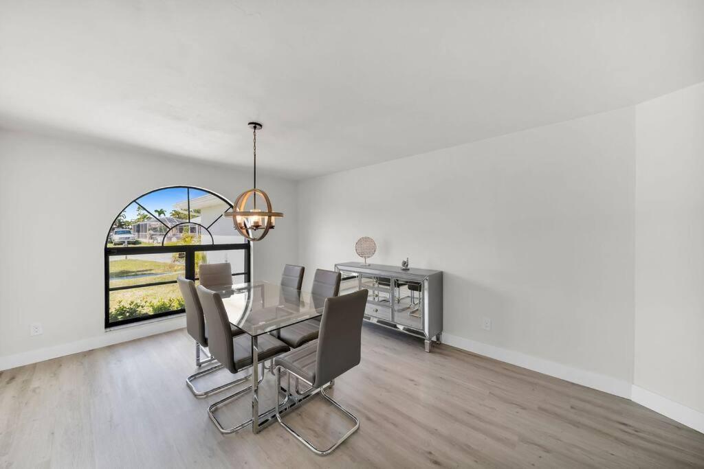 Luxury Waterfront Haven In Cape Coral - Dog-Friendly Escape With Private Pool Βίλα Εξωτερικό φωτογραφία