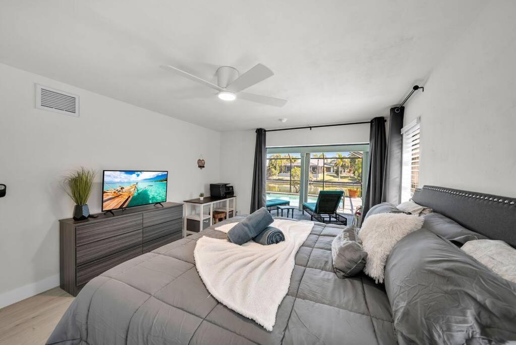 Luxury Waterfront Haven In Cape Coral - Dog-Friendly Escape With Private Pool Βίλα Εξωτερικό φωτογραφία