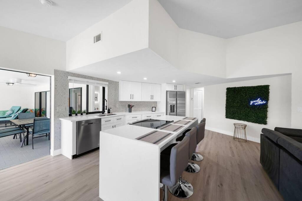 Luxury Waterfront Haven In Cape Coral - Dog-Friendly Escape With Private Pool Βίλα Εξωτερικό φωτογραφία