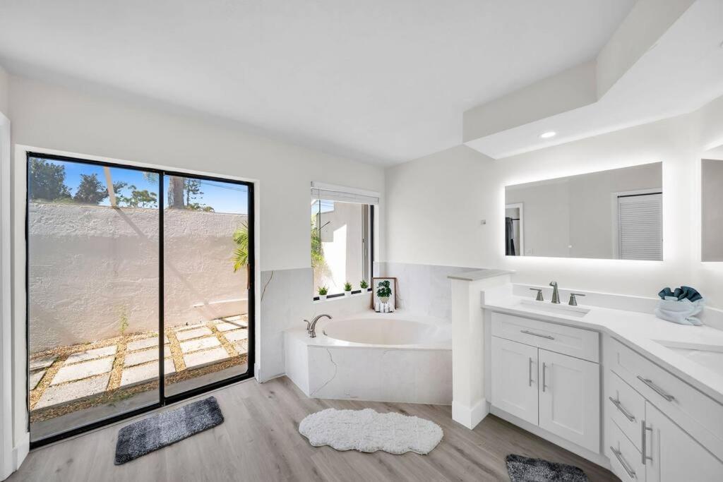 Luxury Waterfront Haven In Cape Coral - Dog-Friendly Escape With Private Pool Βίλα Εξωτερικό φωτογραφία