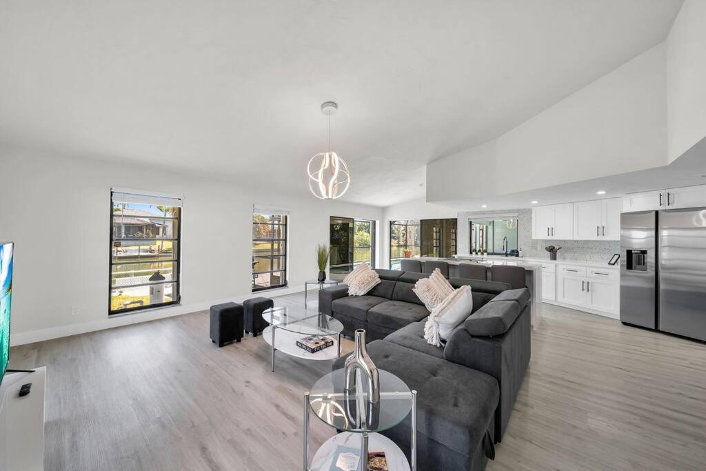 Luxury Waterfront Haven In Cape Coral - Dog-Friendly Escape With Private Pool Βίλα Εξωτερικό φωτογραφία