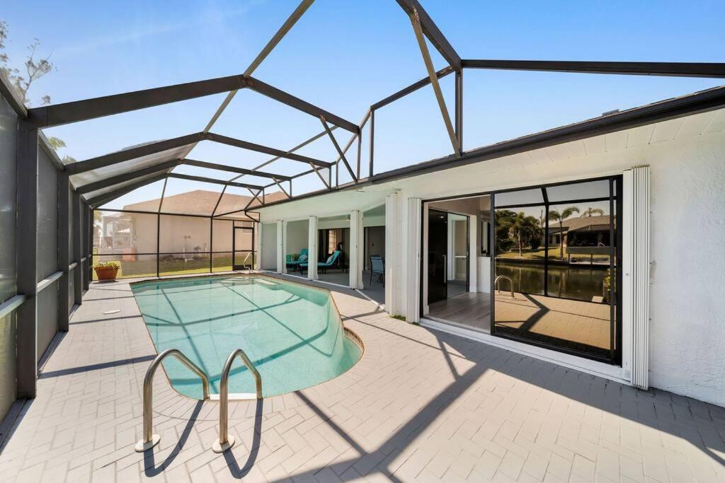 Luxury Waterfront Haven In Cape Coral - Dog-Friendly Escape With Private Pool Βίλα Εξωτερικό φωτογραφία