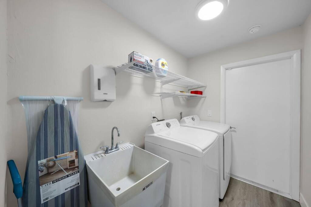 Luxury Waterfront Haven In Cape Coral - Dog-Friendly Escape With Private Pool Βίλα Εξωτερικό φωτογραφία