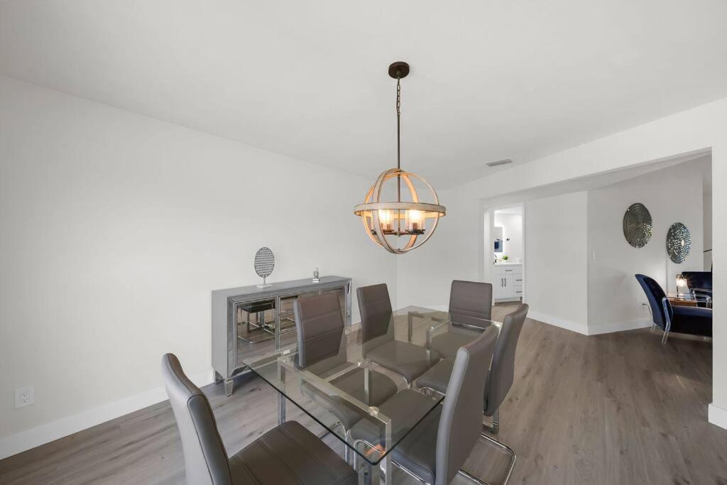 Luxury Waterfront Haven In Cape Coral - Dog-Friendly Escape With Private Pool Βίλα Εξωτερικό φωτογραφία