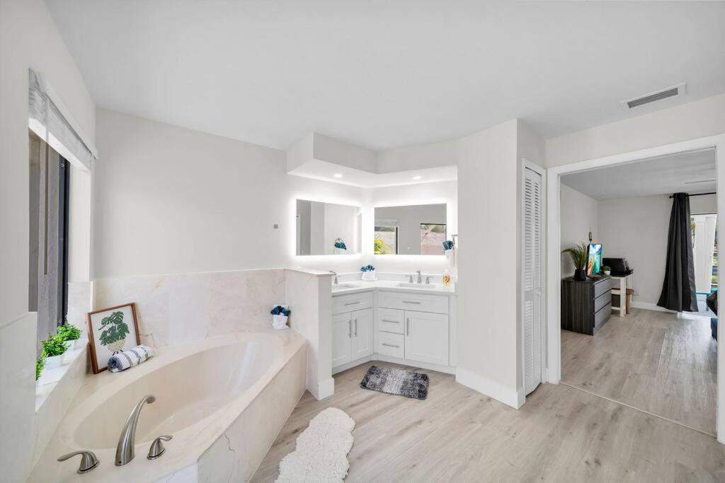 Luxury Waterfront Haven In Cape Coral - Dog-Friendly Escape With Private Pool Βίλα Εξωτερικό φωτογραφία