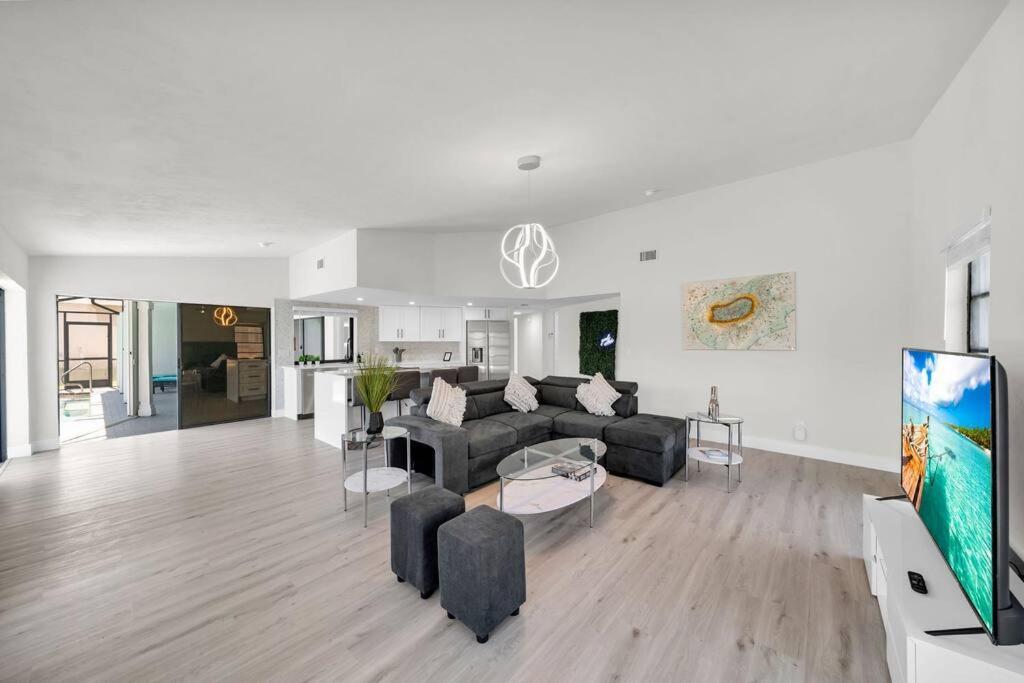 Luxury Waterfront Haven In Cape Coral - Dog-Friendly Escape With Private Pool Βίλα Εξωτερικό φωτογραφία