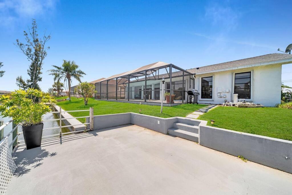 Luxury Waterfront Haven In Cape Coral - Dog-Friendly Escape With Private Pool Βίλα Εξωτερικό φωτογραφία