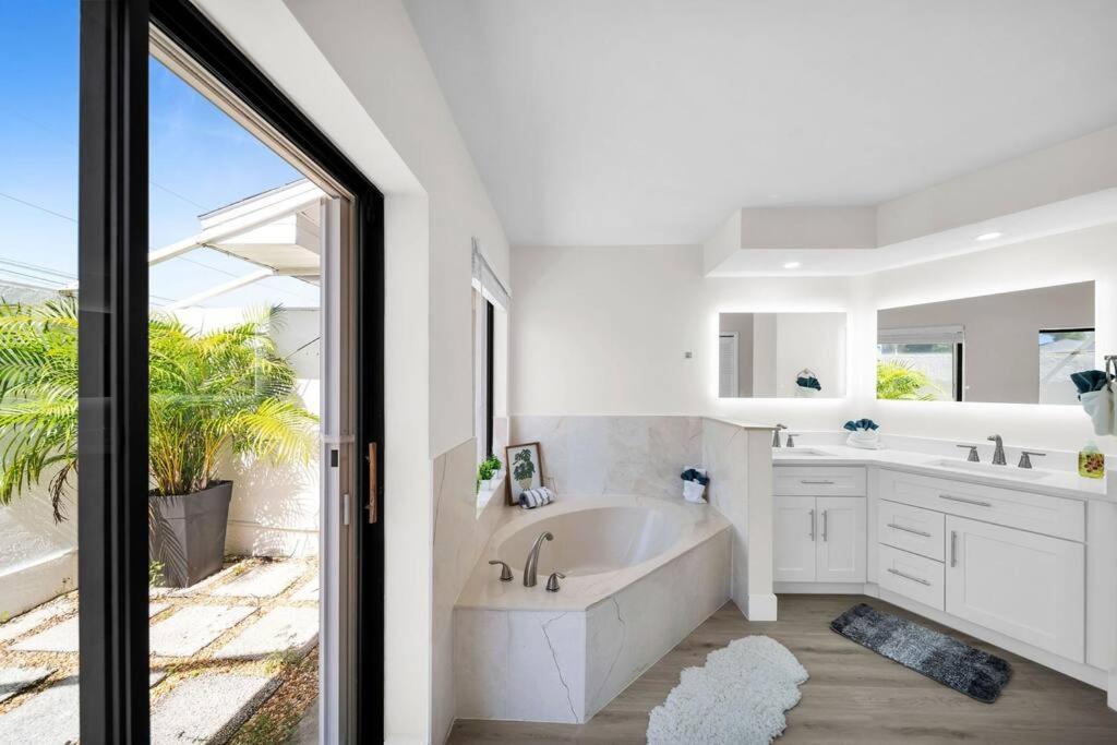 Luxury Waterfront Haven In Cape Coral - Dog-Friendly Escape With Private Pool Βίλα Εξωτερικό φωτογραφία